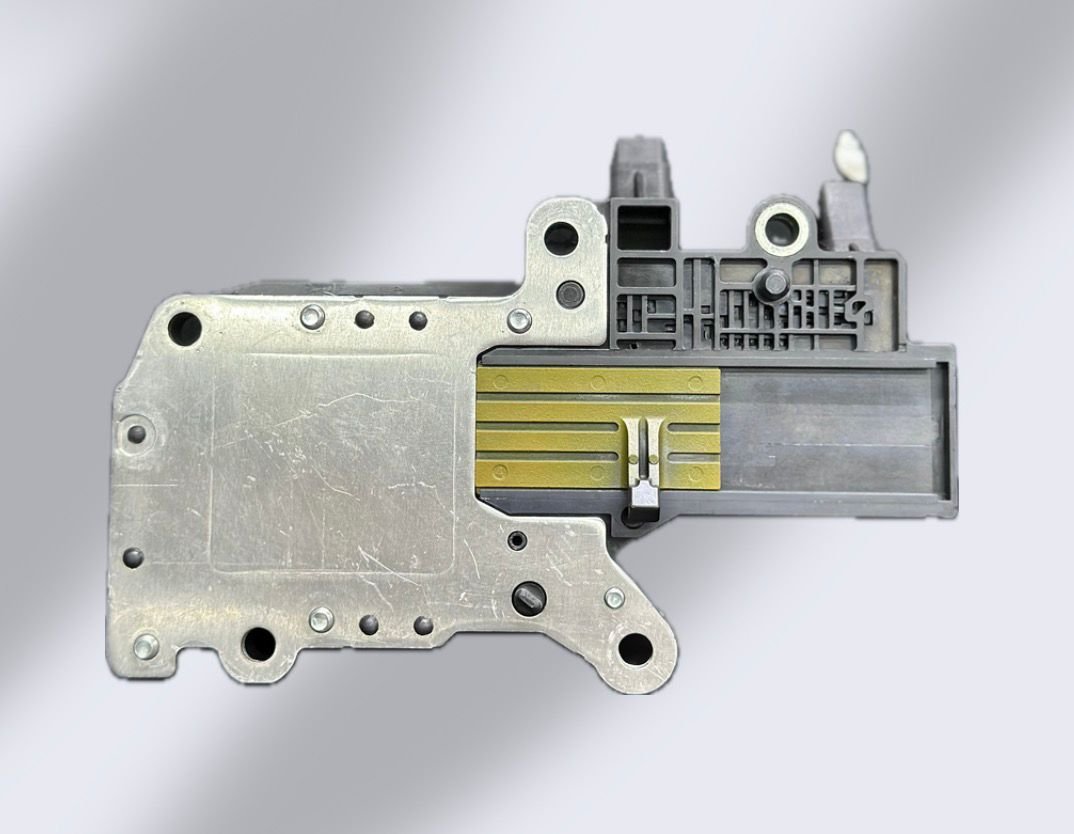 TCM Mazda FW6A-EL K4238 - cara inferior con placa de aluminio y circuito flexible